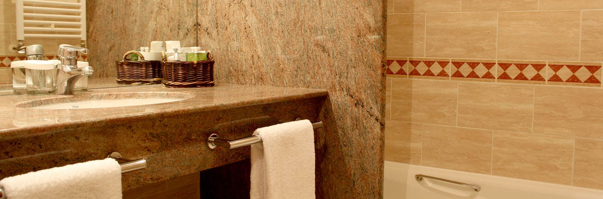 habitación con lavabo privado y amenities incluido