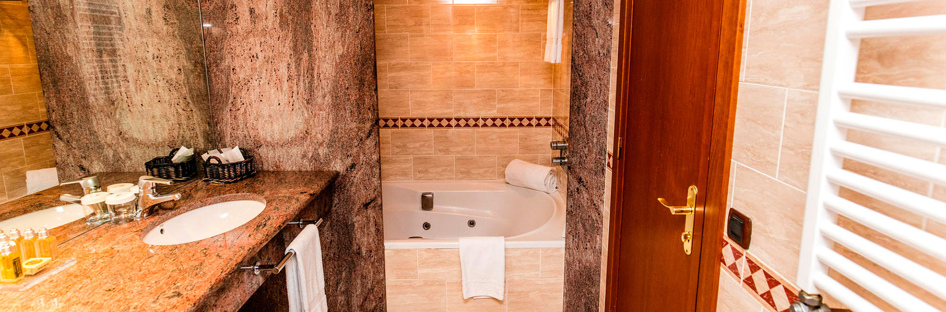 habitación con bañera de hidromasaje y spa