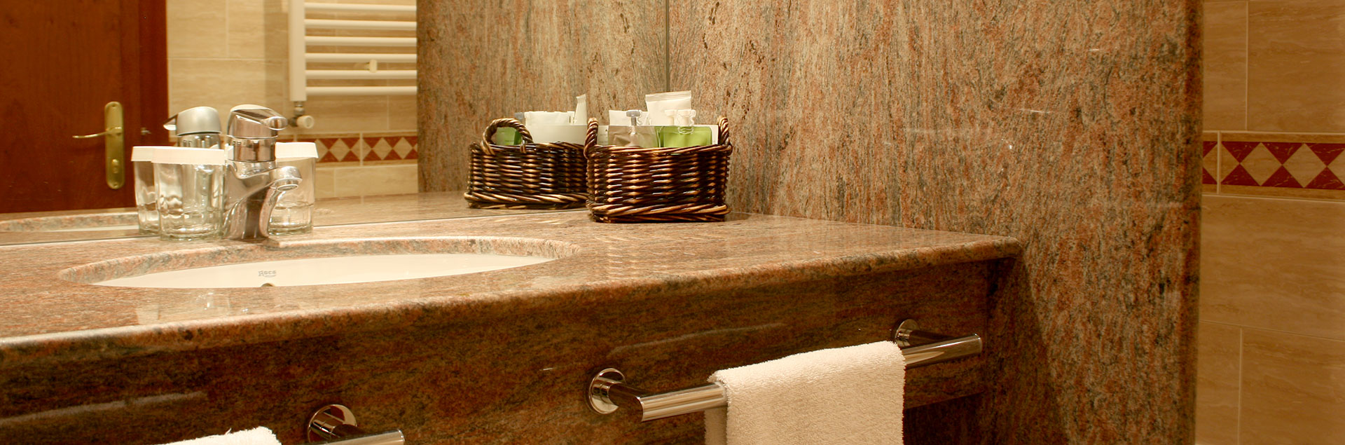 habitación estandar con artículos de baño