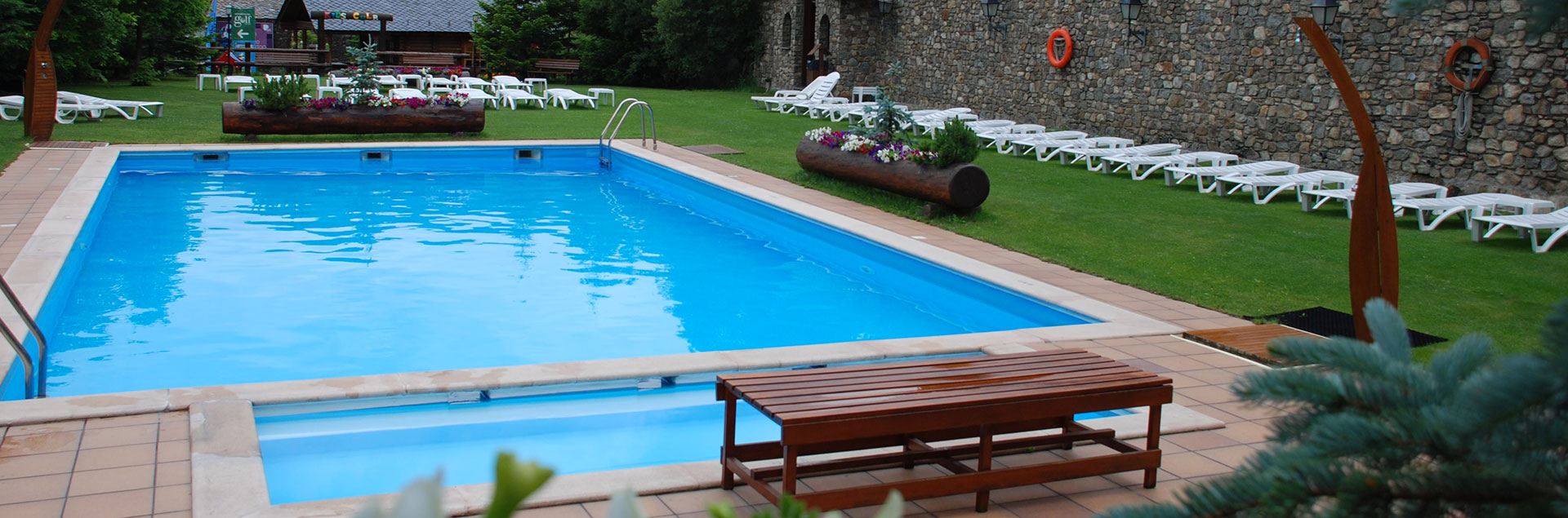 hotel en soldeu con piscina en verano
