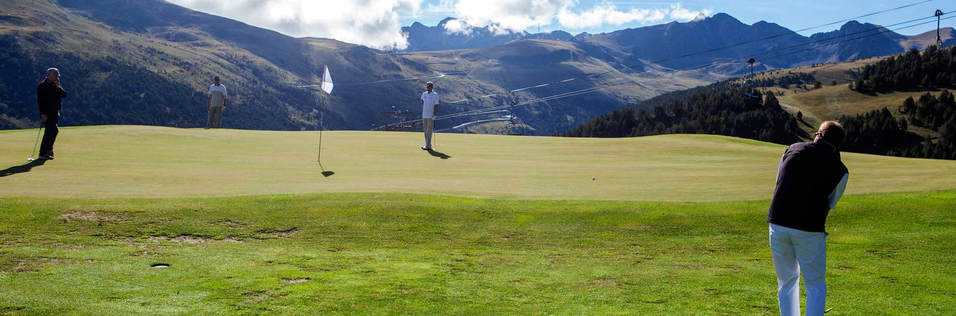 campo de golf en verano en Andorra